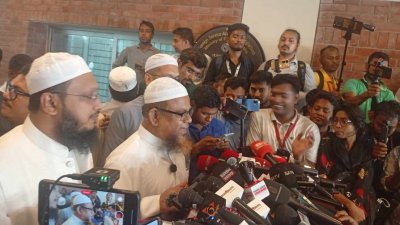 গণমাধ্যমের সঙ্গে কথা বলছেন ইসলামী আন্দোলন বাংলাদেশের যুগ্ম মহাসচিব মাওলানা গাজী আতাউর রহমান