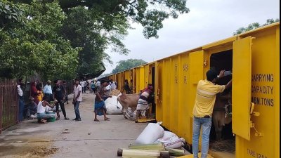 ৪শ গরু নিয়ে যাত্রা করেছে ক্যাটল স্পেশাল-১ ট্রেন