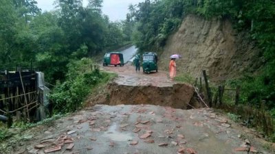 সড়ক ধসে পড়ে যান চলাচল বন্ধ হয়ে গেছে