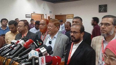 সাংবাদিকদের সঙ্গে কথা বলছেন  এ এইচ এম হামিদুর রহমান আযাদ