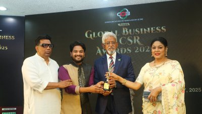 সংগীতশিল্পী ফেরদৌস আরার হাত থেকে পুরস্কার নিচ্ছেন আল মাসিদ