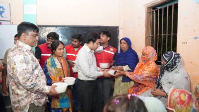 আশ্রয়কেন্দ্রে আশ্রিতদের মাঝে খাবার বিতরণ