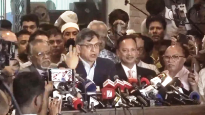 গণমাধ্যমের সঙ্গে কথা বলছেন বিএনপির স্থায়ী কমিটির সদস্য সালাহ উদ্দিন আহমেদ