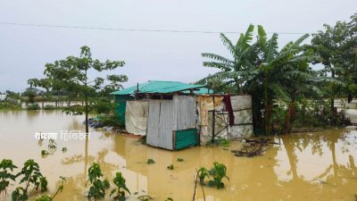 উখিয়ায় মাটির দেয়াল ধসে রোহিঙ্গা যুবকের মৃত্যু, পানিবন্দি দেড় হাজার পরিবার