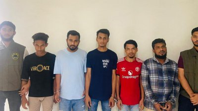 ছিনতাইকারী চক্রের গ্রেফতারকৃত সদস্যরা