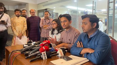 সংবাদ সম্মেলনে বক্তব্য রাখছেন সারজিস আলম