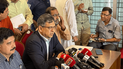 বৈঠক শেষে সাংবাদিকদের সঙ্গে কথা বলছেন সালাহ উদ্দিন আহমেদ