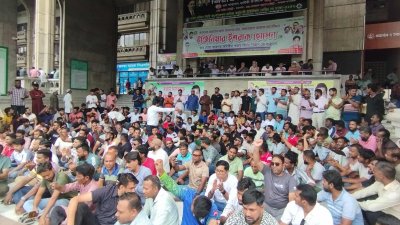 নগর ভবনে ইশরাক হোসেনের সমর্থকদের বিক্ষোভ