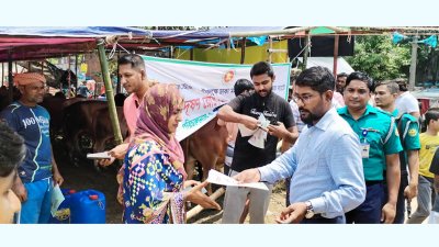 হাটে আসা বিক্রেতা ও ক্রেতাদের মাঝে সচেতনতামূলক লিফলেট বিতরণ এবং মাইকিংয়ের মাধ্যমে বার্তা প্রচার করা হয়