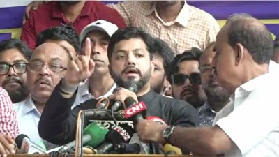 নগরভবনে চলমান আন্দোলনে যোগ দিয়ে কথা বলছেন ইশরাক হোসেন