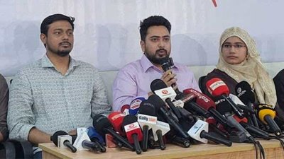 সংবাদ সম্মেলনে বক্তব্য রাখছেন নাহিদ ইসলাম