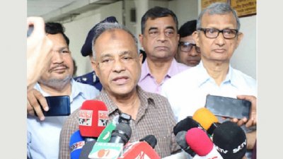 গণমাধ্যমের সঙ্গে কথা বলছেন স্বরাষ্ট্র উপদেষ্টা লেফটেন্যান্ট জেনারেল (অব.) মো. জাহাঙ্গীর আলম চৌধুরী