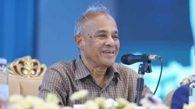 সংবাদ সম্মেলনে লেফটেন্যান্ট জেনারেল (অব.) মো. জাহাঙ্গীর আলম চৌধুরী (ছবি: নাসিরুল ইসলাম)