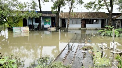 দুর্গত এলাকা থেকে নামতে শুরু করেছে পানি