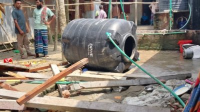 এক হাজার লিটার পানির ট্যাংক খুঁটি ভেঙে পড়ে