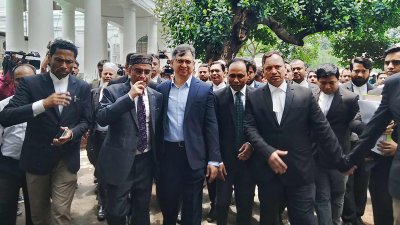 ট্রাইব্যুনালে আইনজীবীদের সঙ্গে সালাহ উদ্দিন আহমেদ