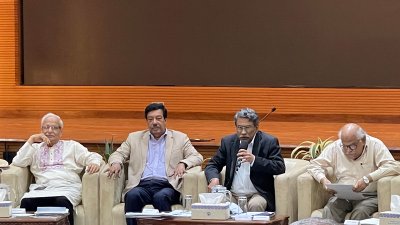 সংলাপের সূচনা বক্তব্য দিচ্ছেন অধ্যাপক আলী রীয়াজ