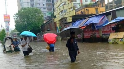 শনিবার নগরের রাস্তাঘাট ও অলিগলিতে হাঁটু থেকে কোমরসমান পানি জমেছে