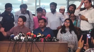 জাতীয় ঐকমত্য কমিশনের দ্বিতীয় দফার বৈঠকের বিরতিতে কথা বলেন এনসিপির নেতারা