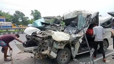 দুমড়েমুচড়ে যাওয়া মাইক্রোবাস