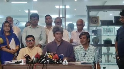 সাংবাদিকদের সঙ্গে কথা বলছেন জোনায়েদ সাকি