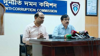 সংবাদ সম্মেলনে বক্তব্য রাখছেন দুদকের মহাপরিচালক (প্রতিরোধ) আক্তার হোসেন