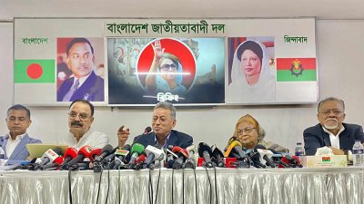 সংবাদ সম্মেলনে বক্তব্য রাখছেন বিএনপির স্থায়ী কমিটির সদস্য আমির খসরু মাহমুদ চৌধুরী