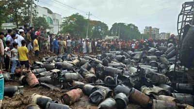 প্রাইভটকারের ওপর ট্রাক ছিটকে পড়ে আগুন ধরে যায়, ঘটে সিলিন্ডার বিস্ফোরণ