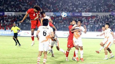 লাফিয়ে হেড করে হামজার গোল