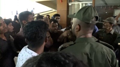 শিক্ষার্থীরা বোর্ডে এলে কর্মচারীরা তাদের প্রবেশে বাধা দেন