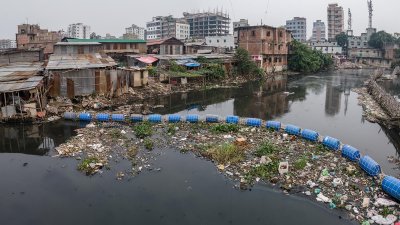 জলাধার থেকে সংগ্রহ করা হচ্ছে প্লাস্টিক (ছবি: সংগৃহীত)