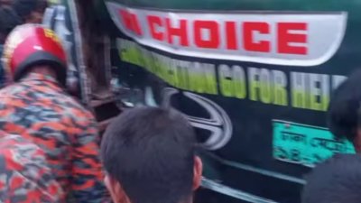 মোটরসাইকেলের গতি অনেক বেশি থাকায় নিয়ন্ত্রণ হারিয়ে রাস্তার উপর দাঁড়ানো ওই বাসের পেছনে ধাক্কা লাগিয়ে দেয়