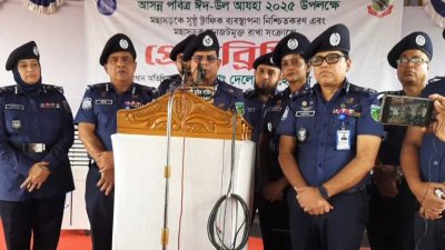 প্রেস ব্রিফিংয়ে হাইওয়ে পুলিশের অতিরিক্ত আইজিপি দেলোয়ার হোসেন মিঞা
