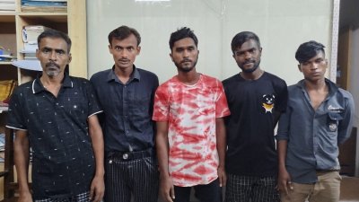 ছিনতাইয়ের অভিযোগে গ্রেফতার পাঁচজন