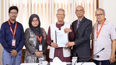 প্রধান উপদেষ্টার কাছে গুম বিষয়ক তদন্ত কমিশনের সভাপতি কমিশনের প্রতিবেদন জমা দেন, ছবি: পিআইডি