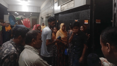 শ্রম ভবনের সামনে আন্দোলনকারীরা
