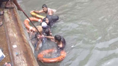 লঞ্চের রশি বেয়ে সবাইকে একে একে উপরে টেনে তোলা হয়