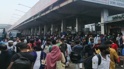 ঈদযাত্রার শুরুতেই চরম দুর্ভোগে পড়েছেন অনেকে