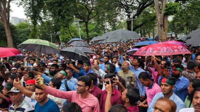 সন্ধ্যায় রাজধানীর কেন্দ্রীয় শহীদ মিনারে অবস্থান কর্মসূচির স্থগিত ঘোষণা করেন পল্লী বিদ্যুৎ অ্যাসোসিয়েশনের সভাপতি প্রকৌশলী তাজুল ইসলাম