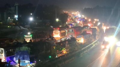 রাতে উত্তরের পথে ১৩ কিলোমিটার গাড়ির ধীরগতি, চরম ভোগান্তি