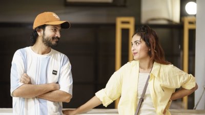 একটি দৃশ্যে ইয়াশ ও তটিনী