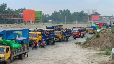 সিরাজগঞ্জের মহাসড়কে গাড়ির চাপ
