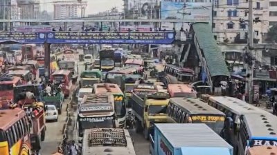 রাস্তায় যানবাহনের চাপ