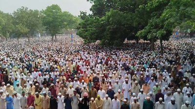 শোলাকিয়ায় ঈদের জামাত
