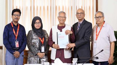 বৃহস্পতিবার প্রধান উপদেষ্টার কাছে দ্বিতীয় প্রতিবেদন জমা দেন গুম কমিশনের সদস্যরা