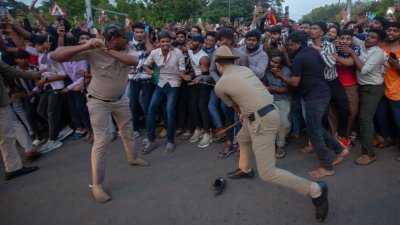 দর্শক সামলাতে লাঠি চার্জ করতে বাধ্য হয় বেঙ্গালুরু পুলিশ।