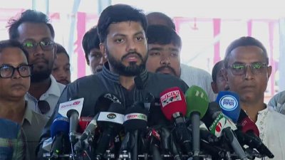 জাতীয় ঈদগাহ পরিদর্শনে এসে সাংবাদিকদের সঙ্গে কথা বলছেন ইশরাক হোসেন