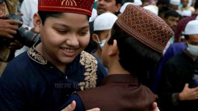 ঈদের নামাজ শেষে কোলাকুলি (ফাইল ফটো)