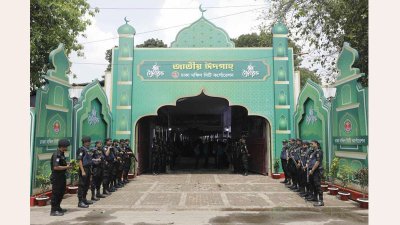 প্রধান ঈদ জামাত ঘিরে জাতীয় ঈদগাহের নিরাপত্তায় সতর্ক অবস্থানে রয়েছে আইনশৃঙ্খলা বাহিনী (ছবি: নাসিরুল ইসলাম)