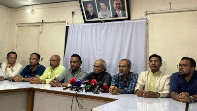 রাজধানীর নয়াপল্টনে বিএনপির কেন্দ্রীয় কার্যালয়ে সংবাদ সম্মেলনে দলের নেতাকর্মীরা